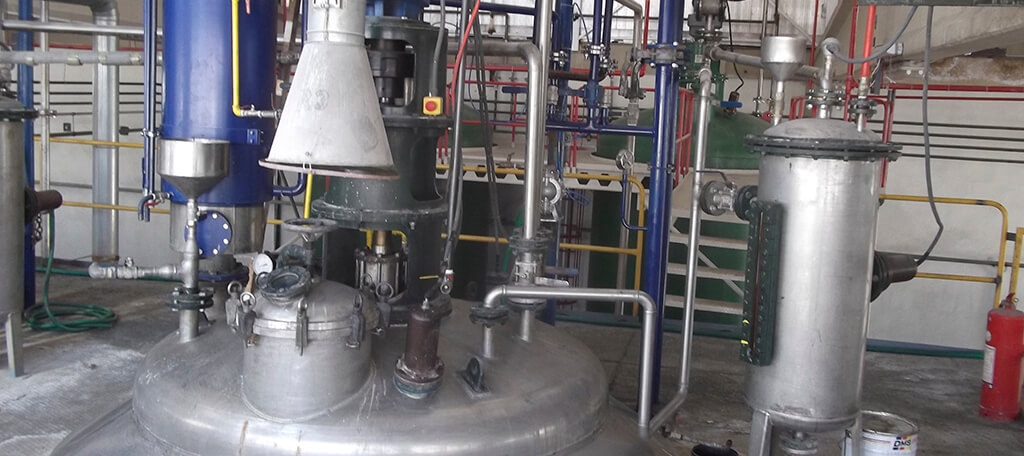Mixing reactor for liquids