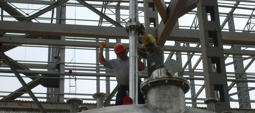 Mixing reactor for liquids