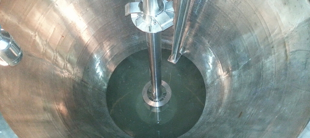 Mixing reactor for liquids